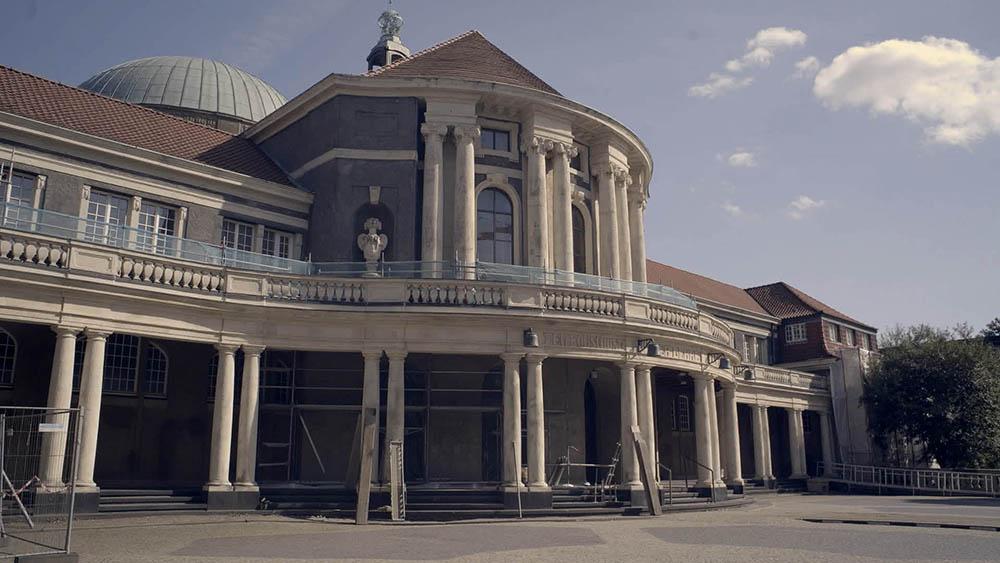 Eigentlich war das 1911 eröffnete Gebäude gegenüber dem Dammtorbahnhof für das Allgemeine Vorlesungswesen errichtet worden, beheimatete jedoch von Beginn an auch das Hamburgische Kolonialinstitut. Acht Jahre später wurde es das Hauptgebäude der Universität Hamburg (Foto: Daniel Kulle).